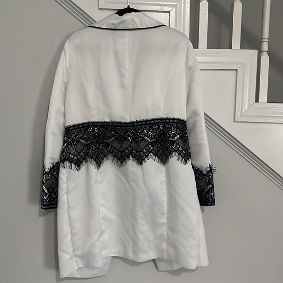 Elegant White and Black Lace Women's Coat - Picture 7 of 10